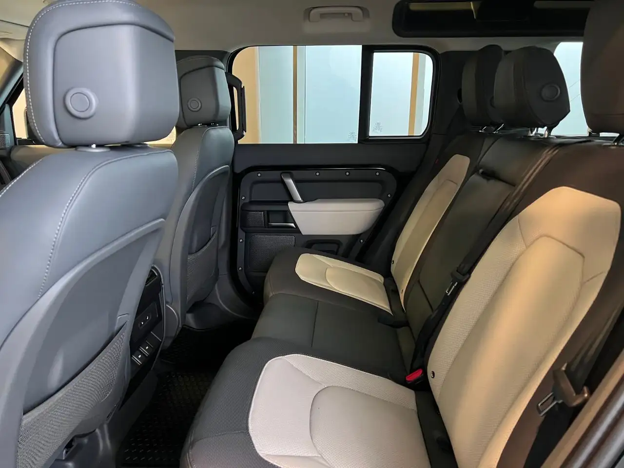 Land Rover Defender - Image 22