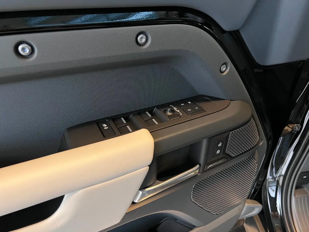 Land Rover Defender - Image 20