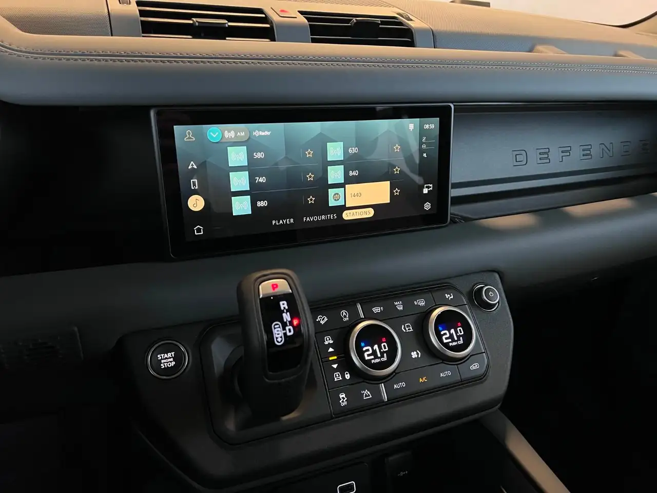 Land Rover Defender - Image 14