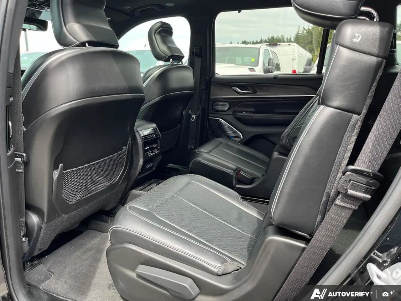 Jeep Grand Cherokee - Image 23