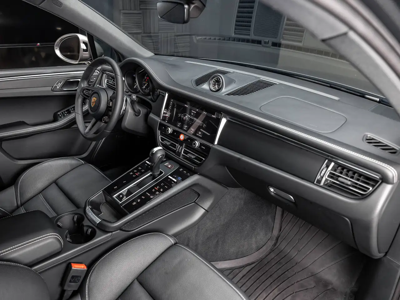 Porsche Macan - Image 32
