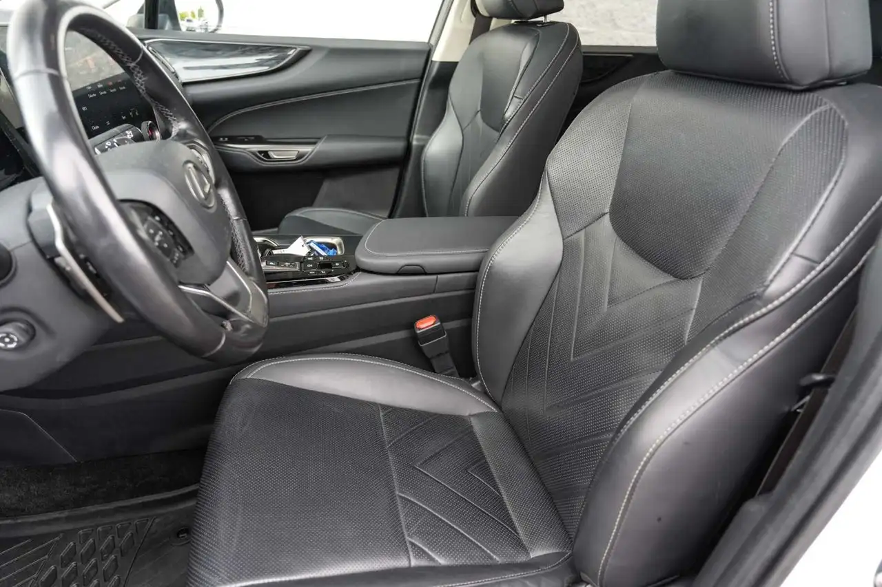Lexus NX 450h+ - Image 21