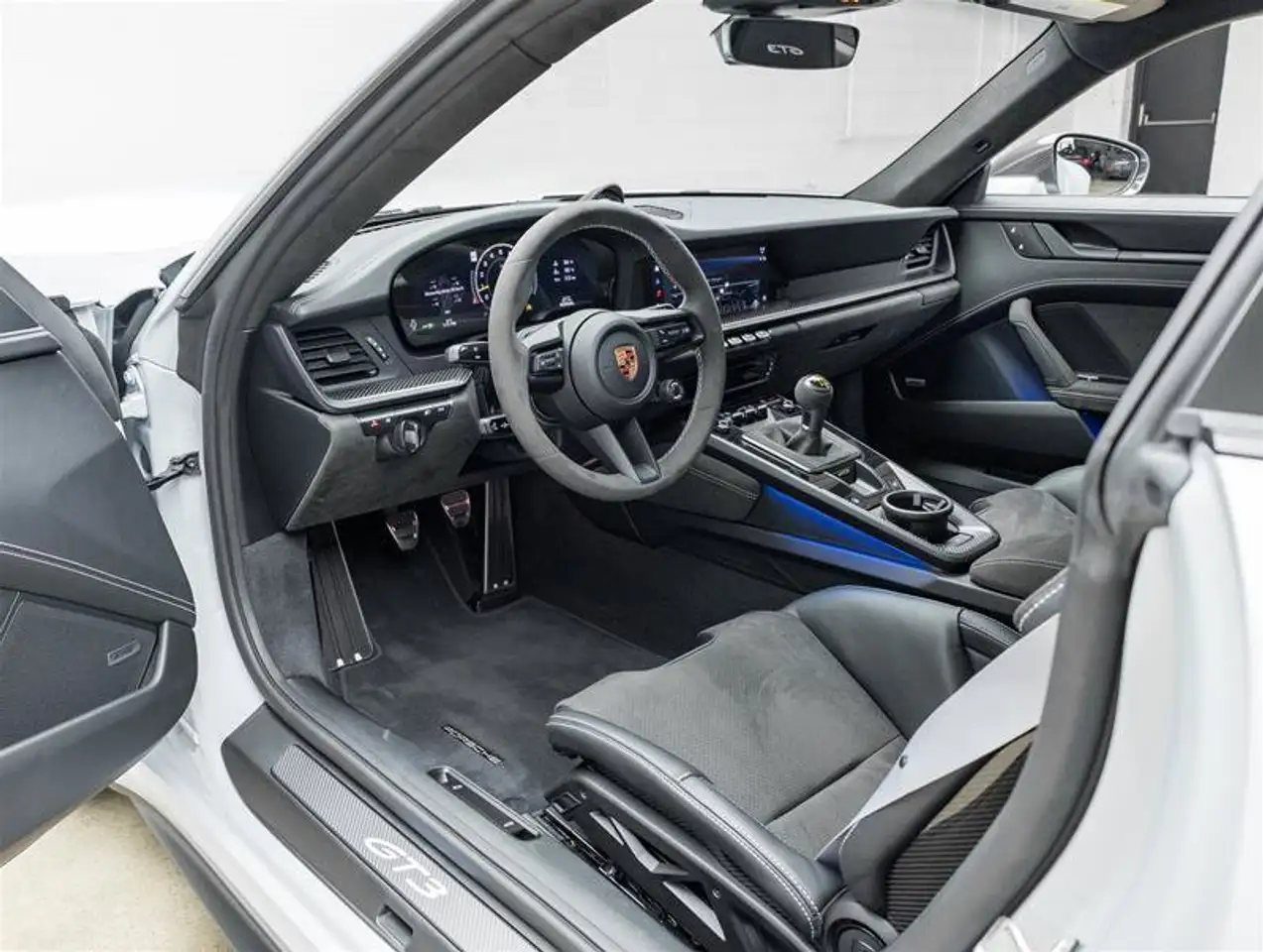 Porsche 911 - Image 34