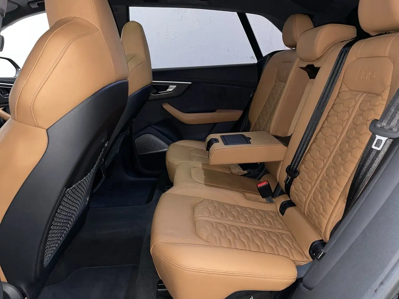 Audi RS Q8 - Image 31