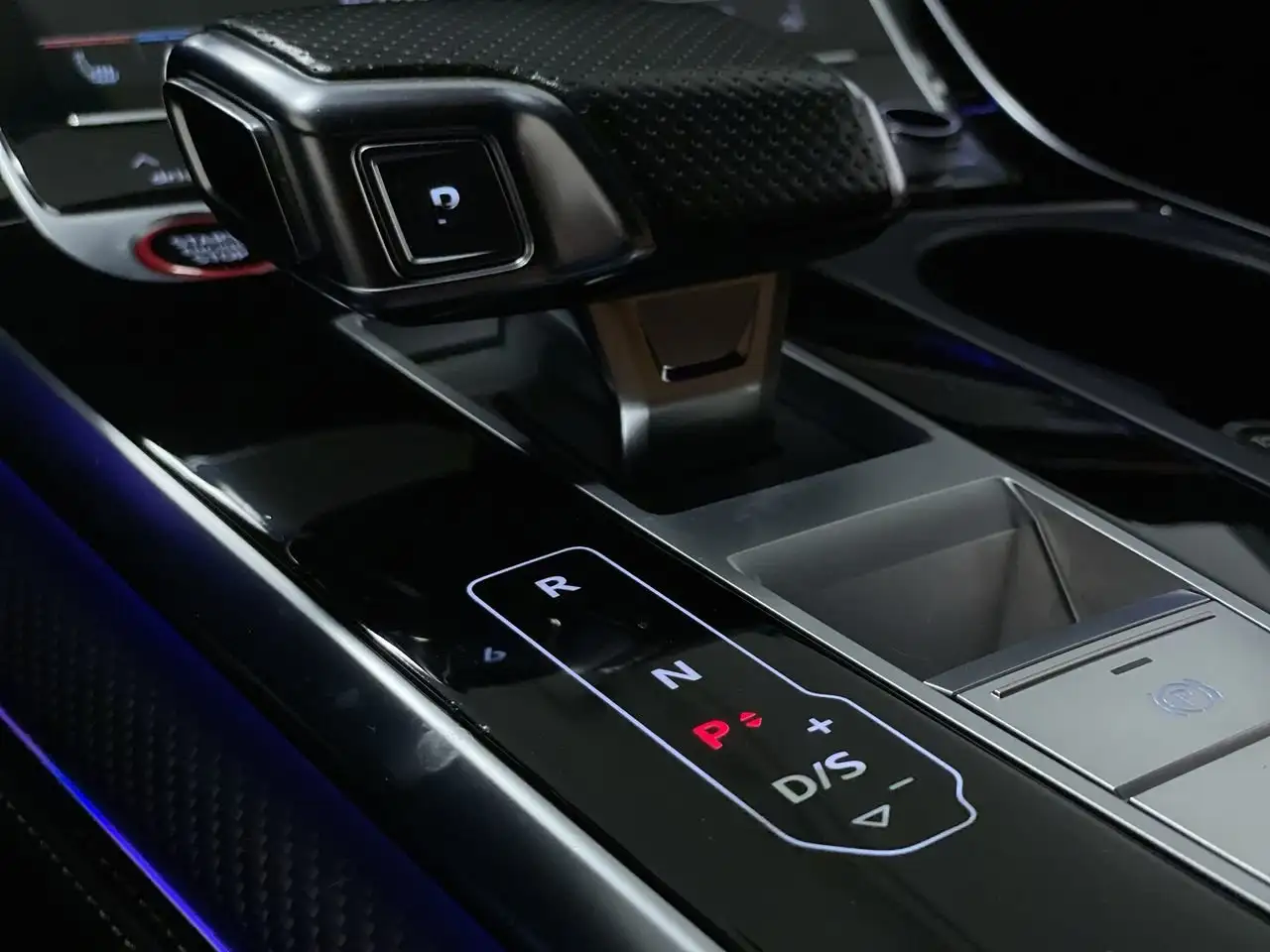 Audi RS Q8 - Image 28