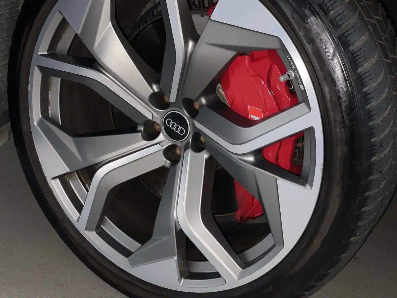 Audi RS Q8 - Image 18