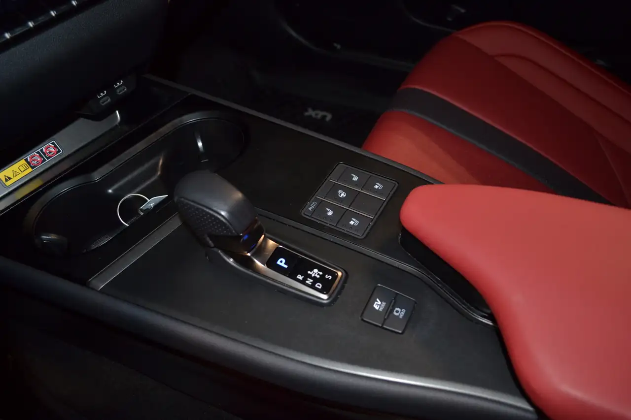 Lexus UX 300h - Image 8