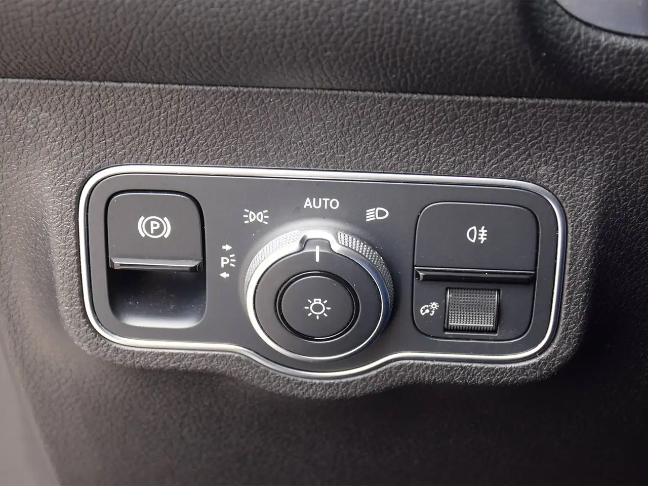 Mercedes-Benz GLB - Image 23