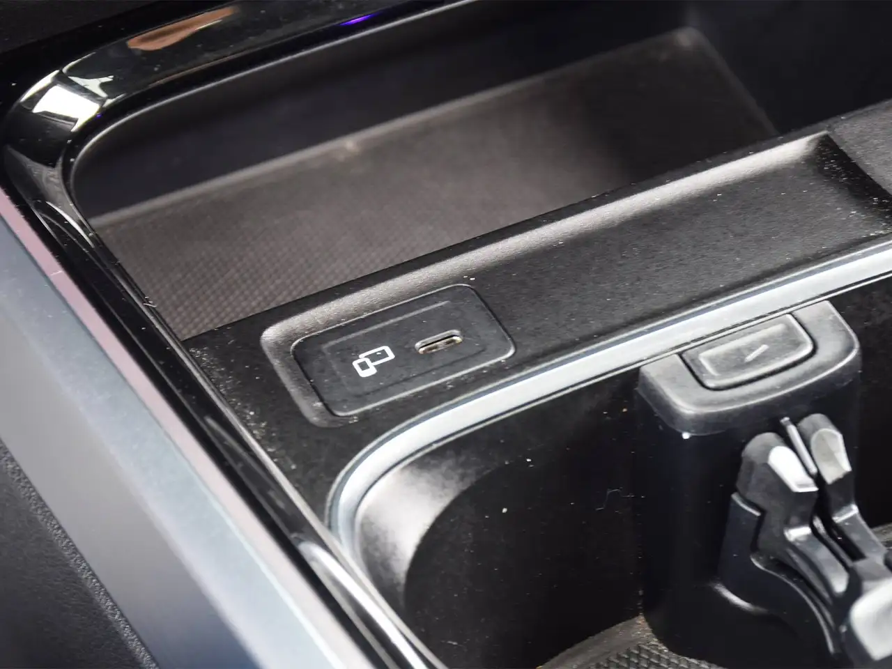 Mercedes-Benz GLB - Image 24