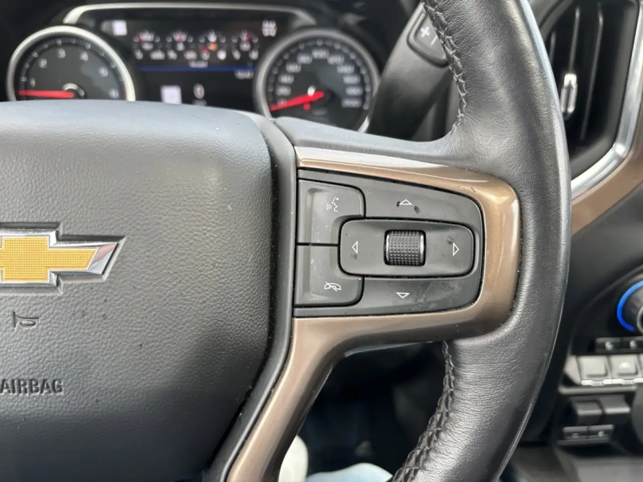 Chevrolet Silverado 1500 - Image 14
