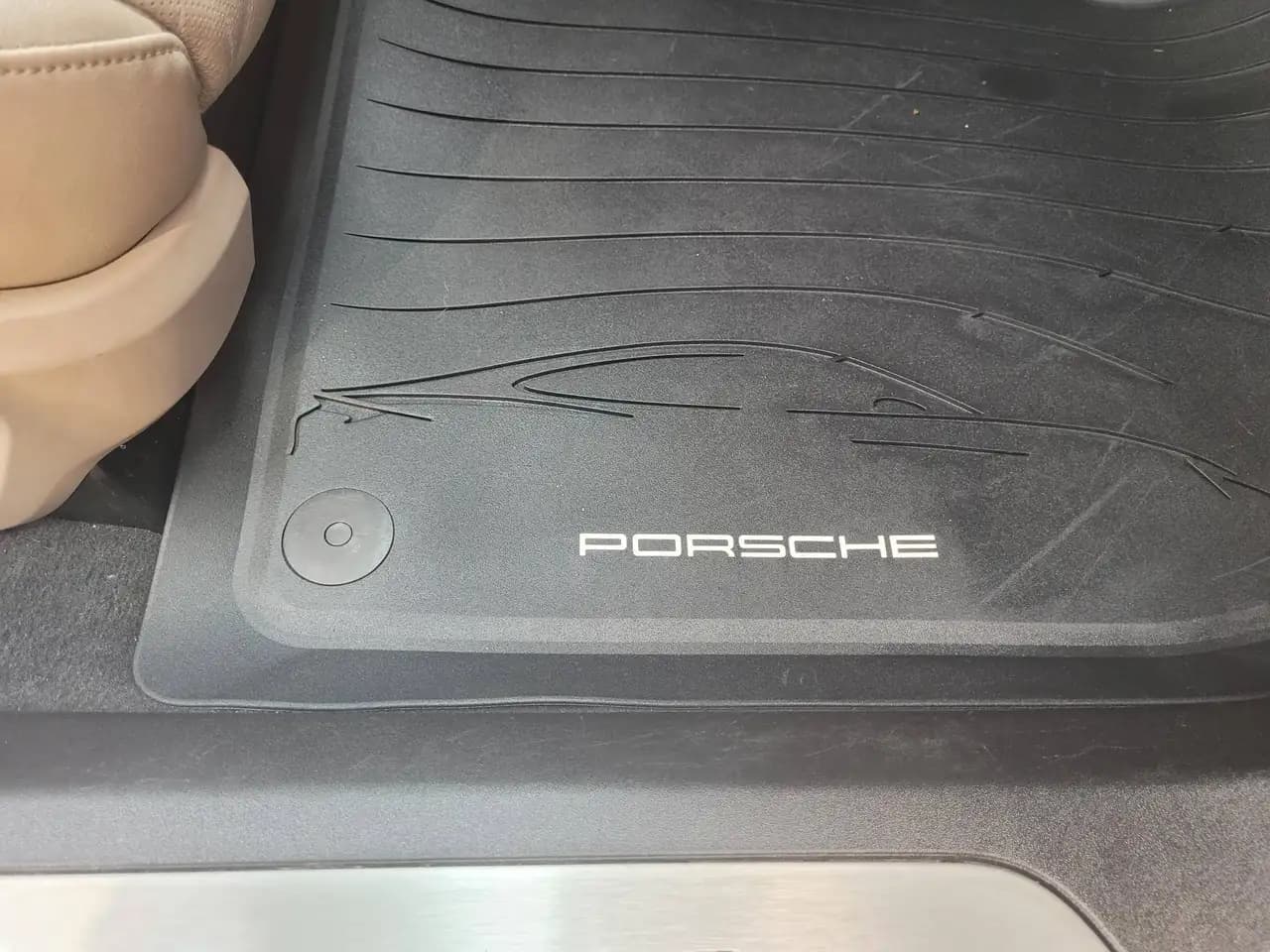 Porsche Taycan - Image 8