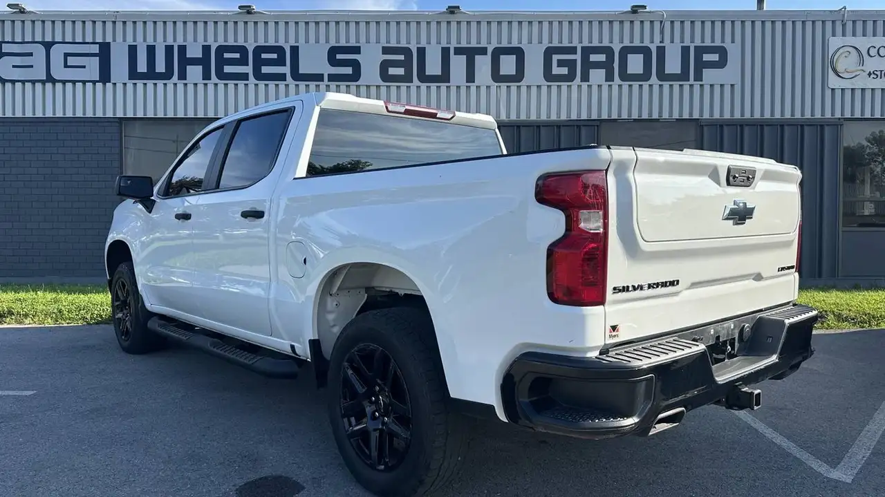 Chevrolet Silverado 1500 - Image 6