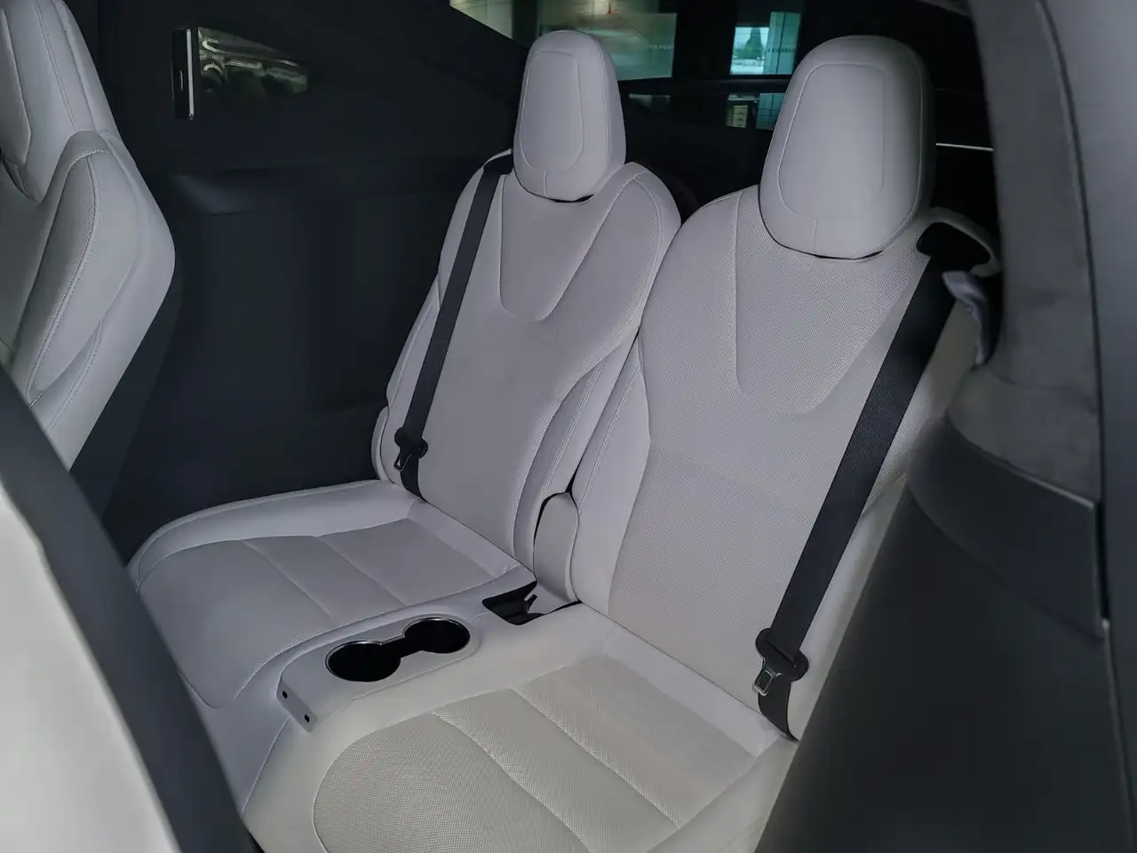 Tesla Model X - Image 29