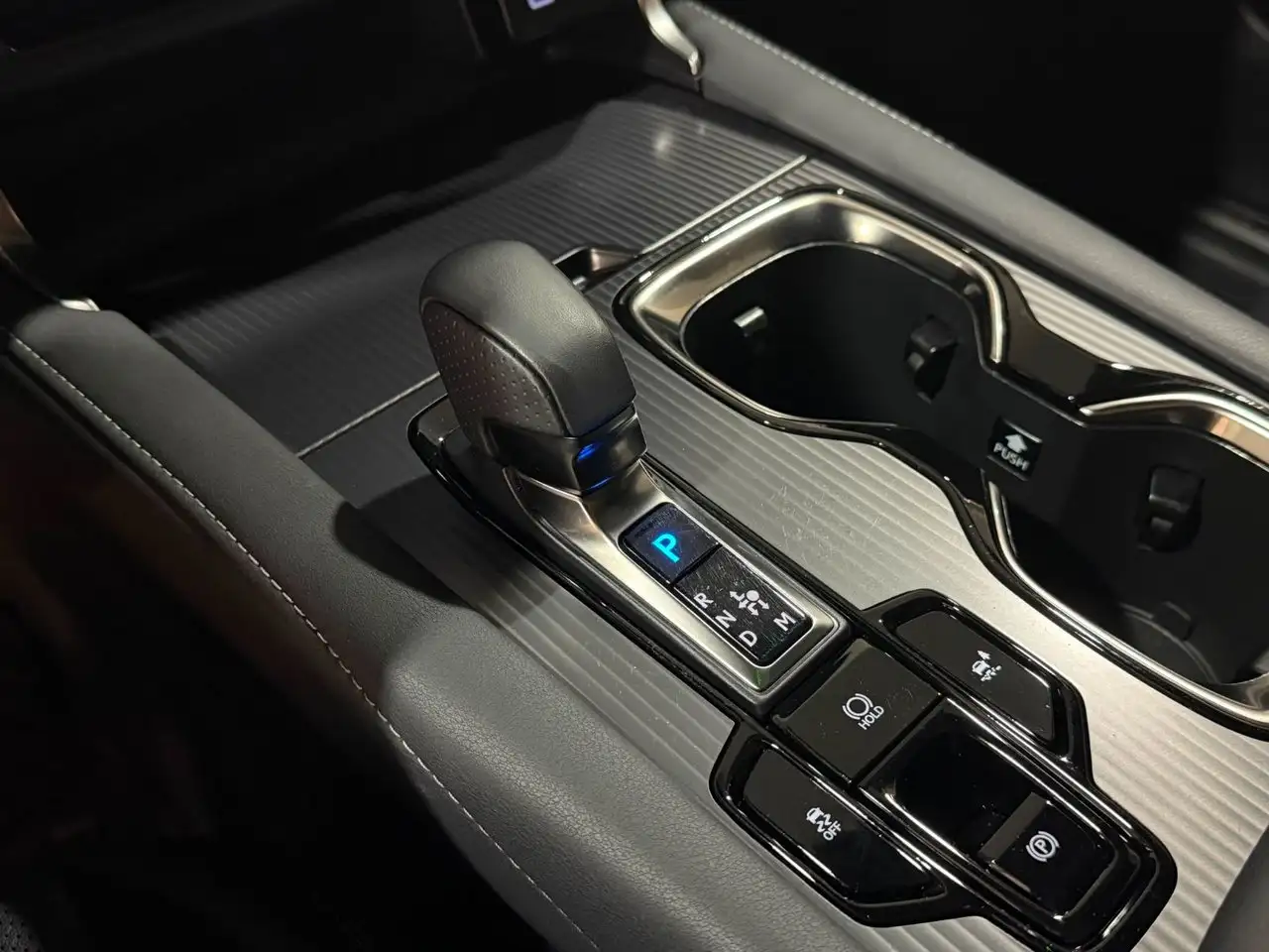 Lexus RX 500h - Image 16