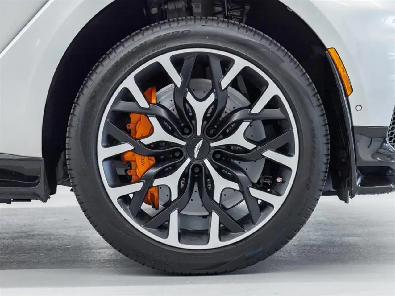 Aston Martin DBX - Image 46