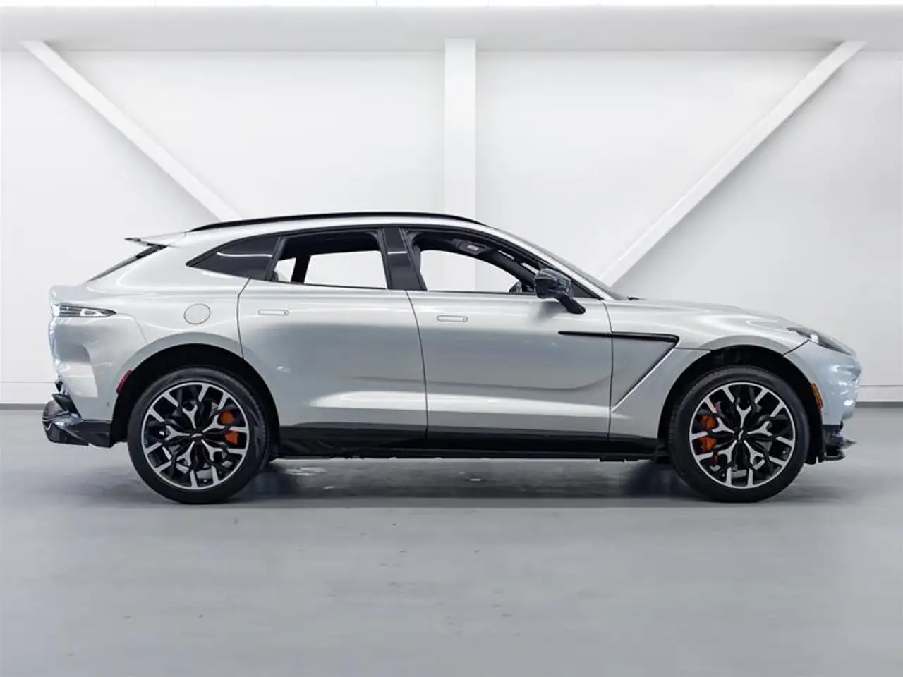 Aston Martin DBX - Image 4