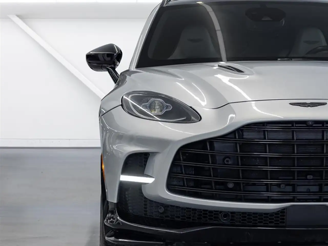 Aston Martin DBX - Image 7