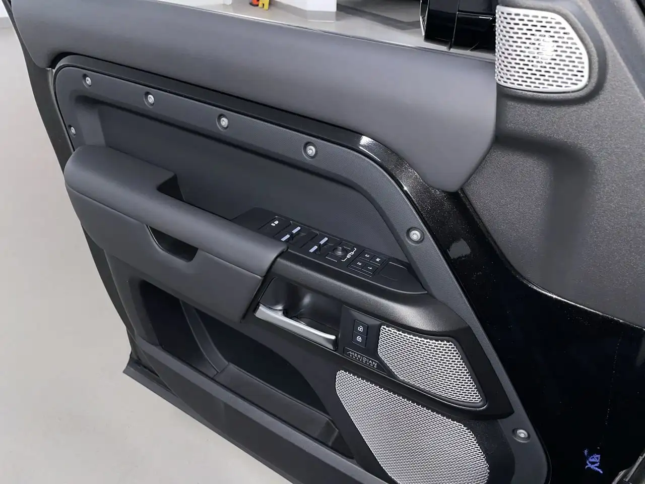 Land Rover Defender - Image 21
