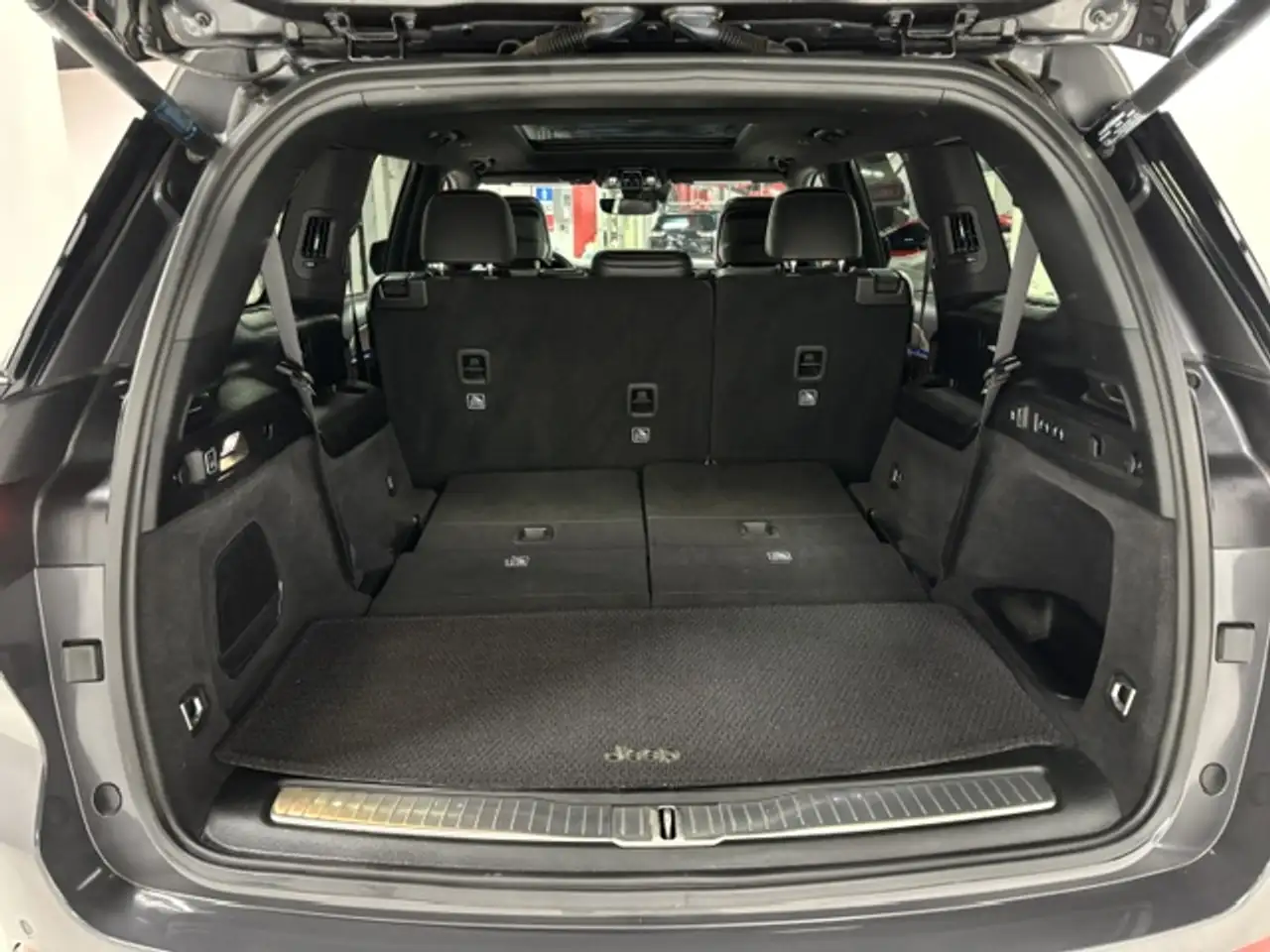 Jeep Grand Cherokee - Image 28