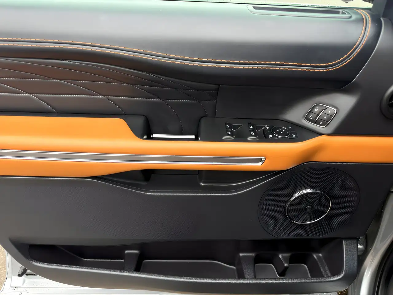 Ford Expedition - Image 14