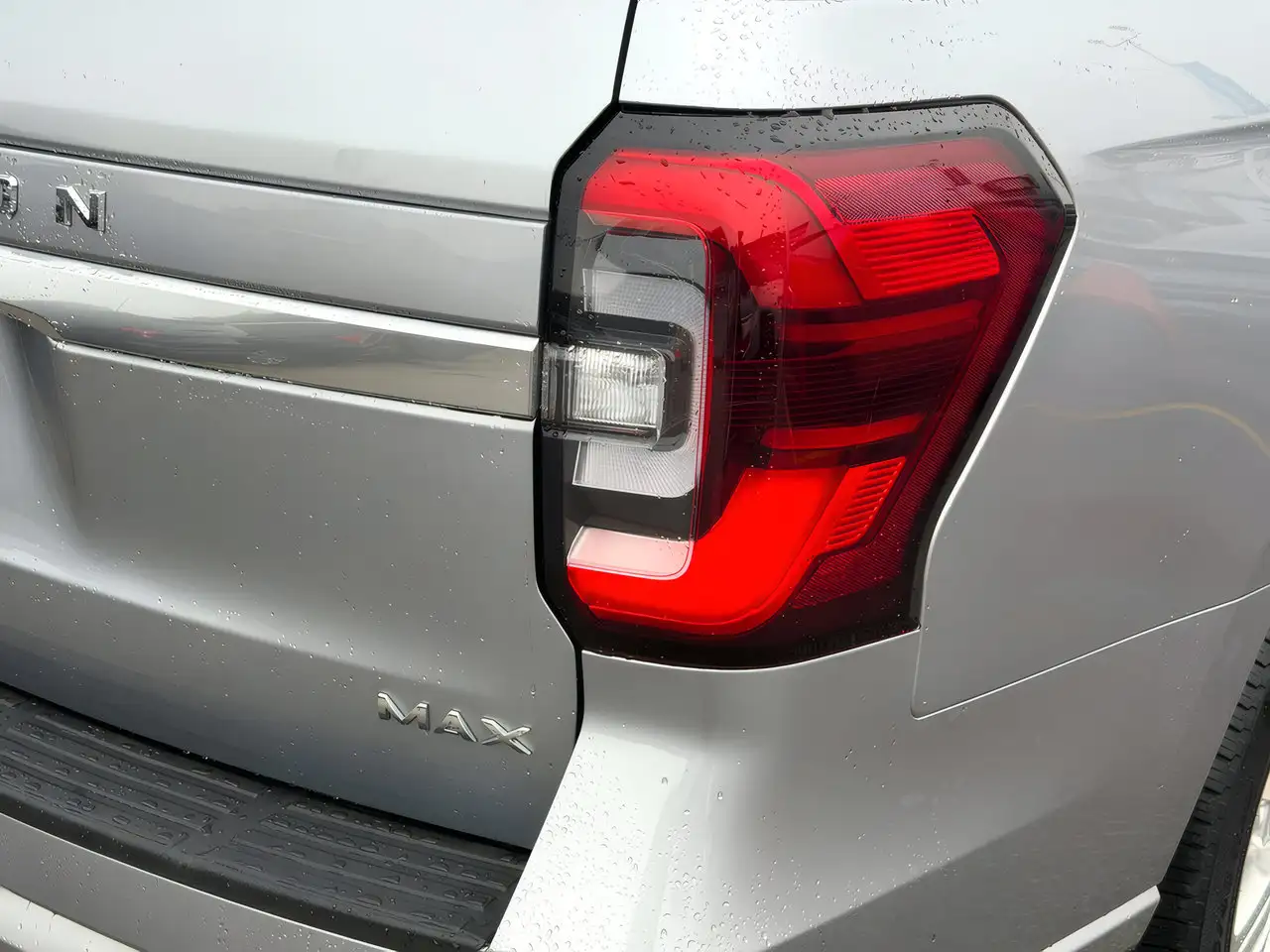 Ford Expedition - Image 10