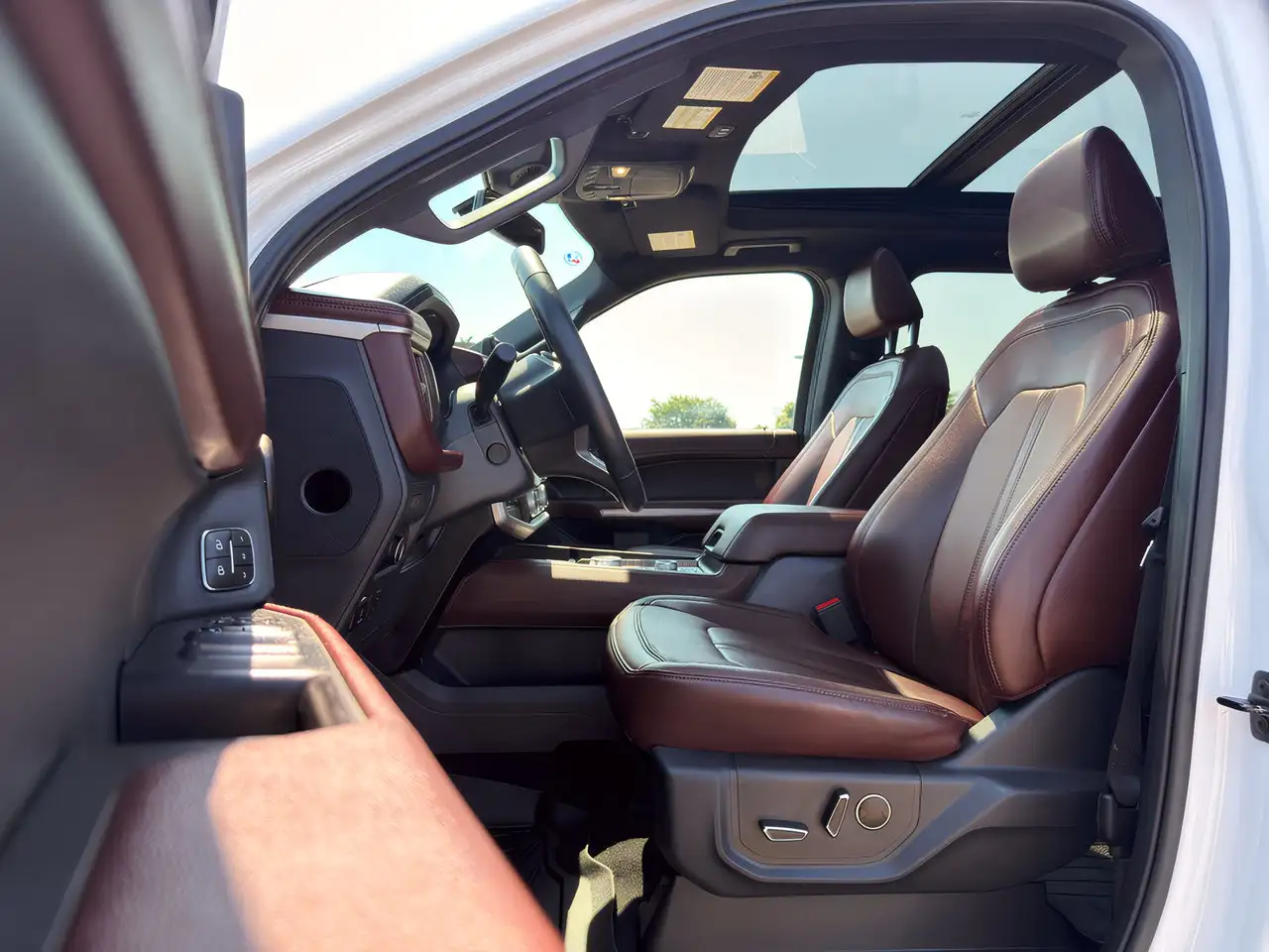 Ford Expedition - Image 16
