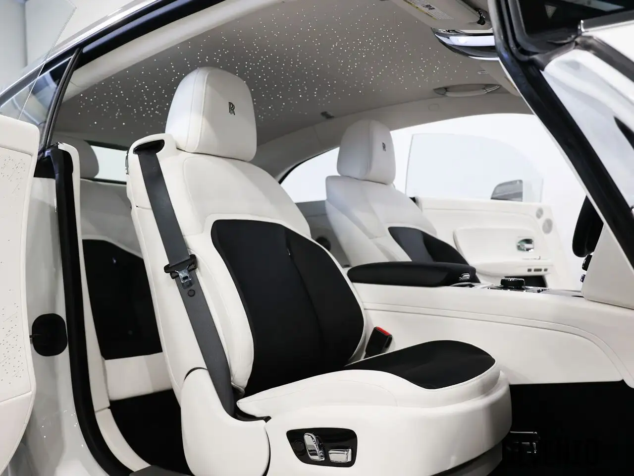 Rolls-Royce Spectre - Image 8