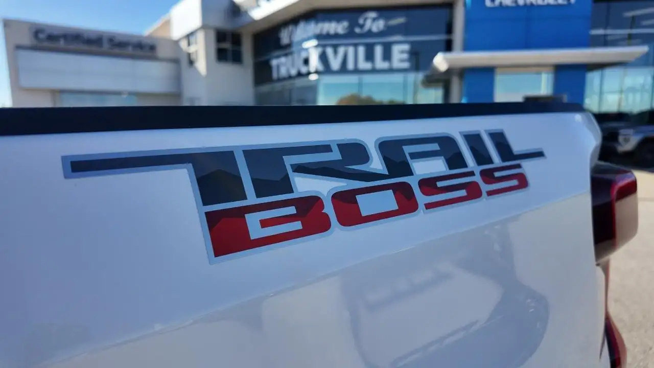 Chevrolet Silverado 1500 - Image 12