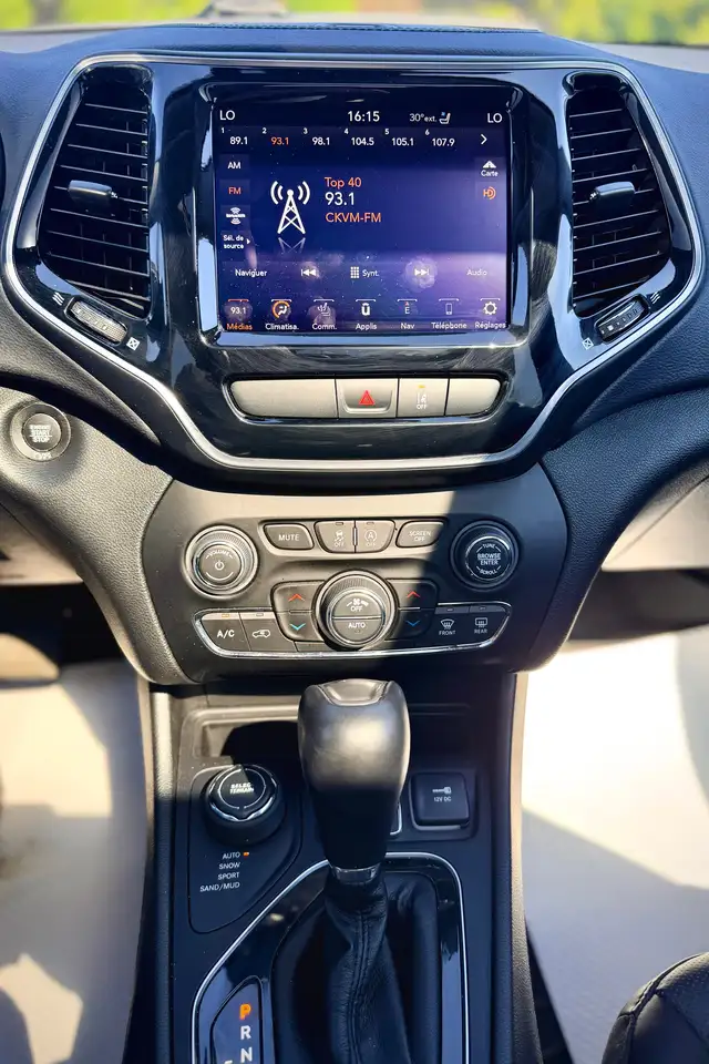 Jeep Cherokee - Image 28