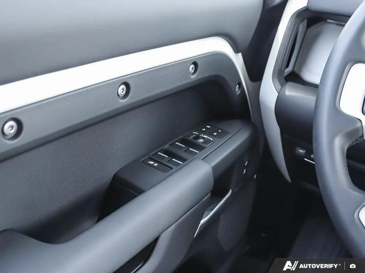 Land Rover Defender - Image 19