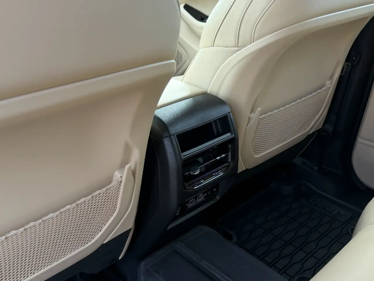 Jeep Grand Cherokee - Image 22