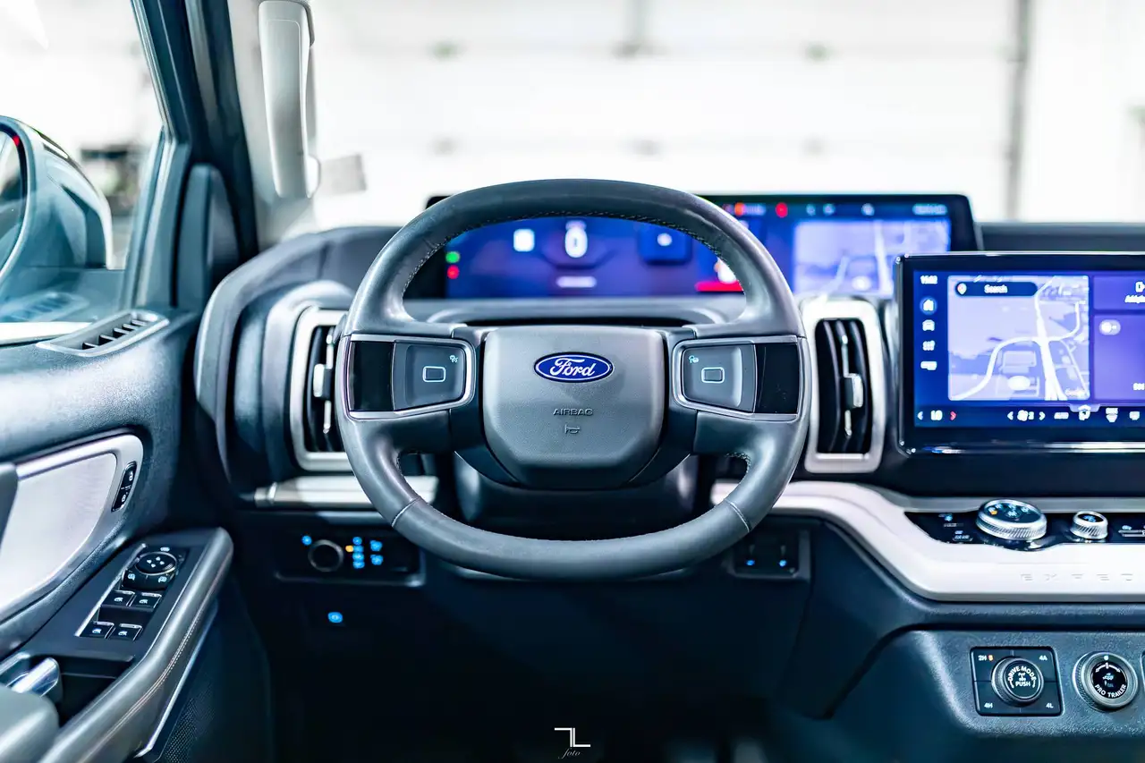 Ford Expedition - Image 14