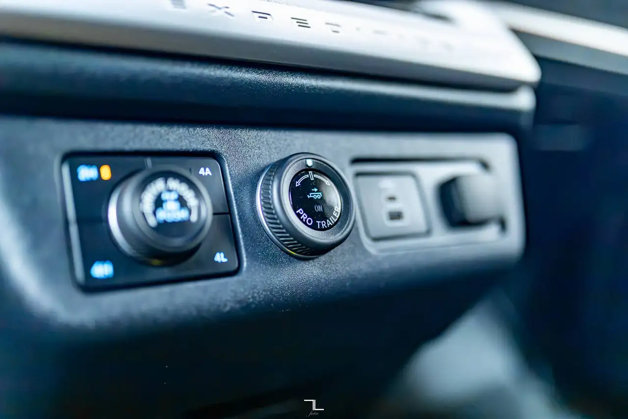 Ford Expedition - Image 23