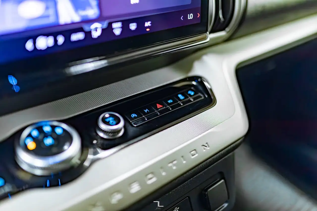 Ford Expedition - Image 20