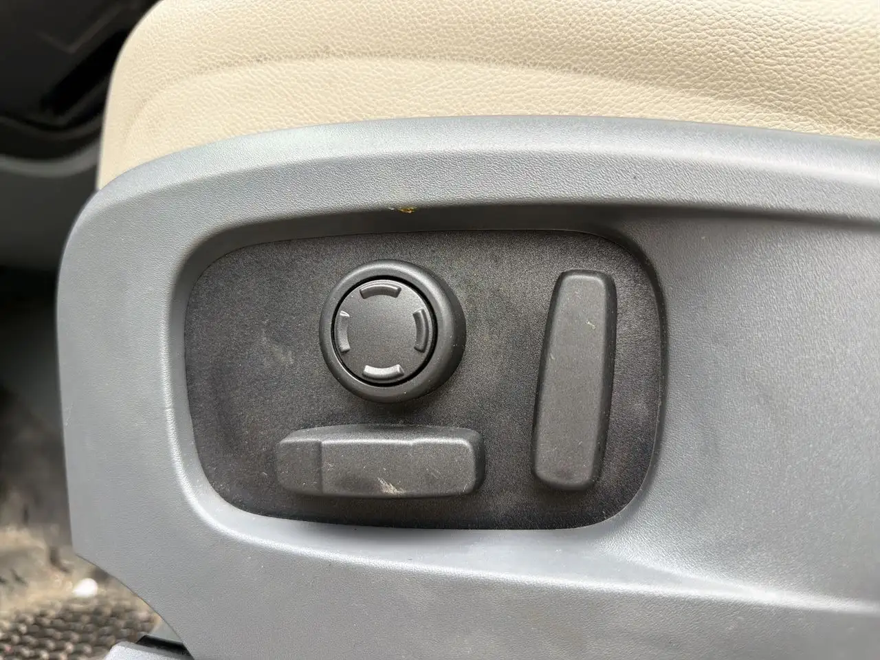 Land Rover Defender - Image 9