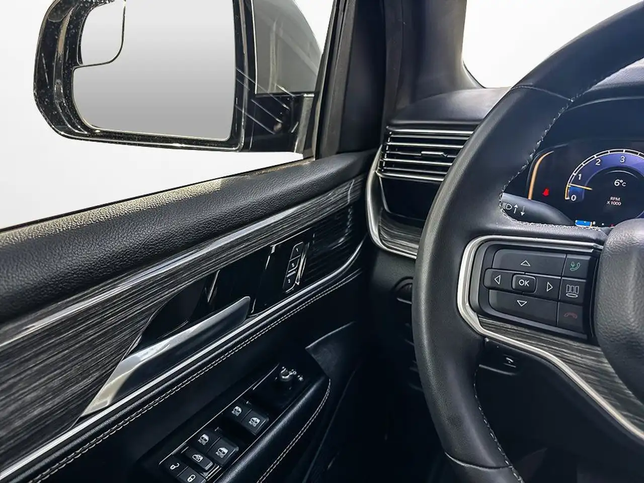 Jeep Wagoneer - Image 21