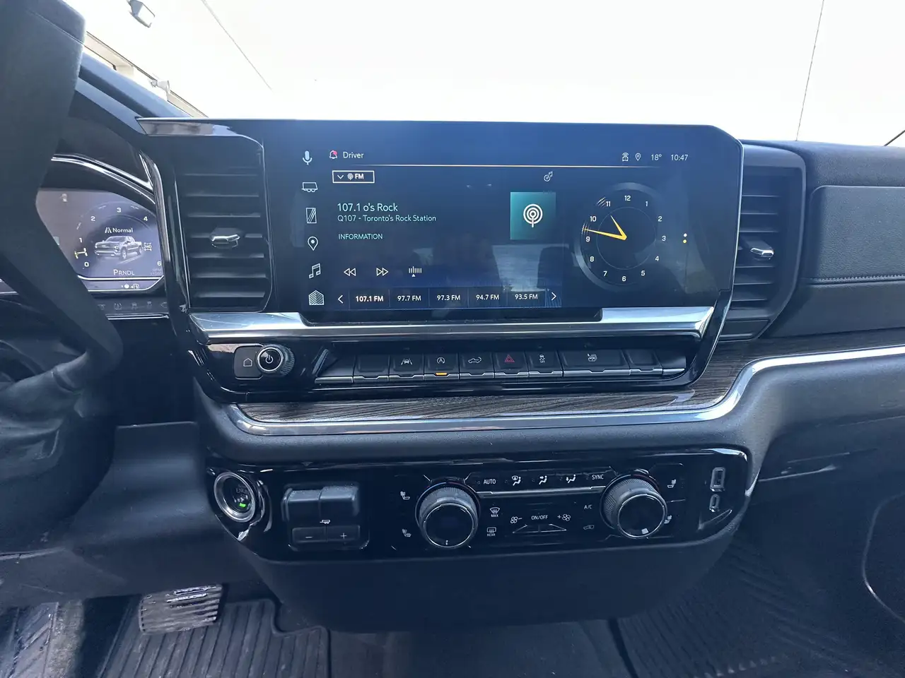 Chevrolet Silverado 1500 - Image 8