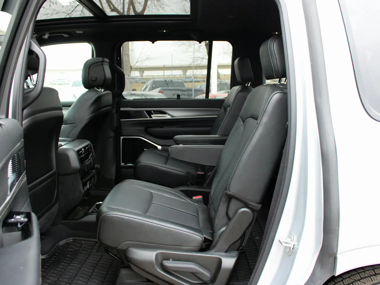 Jeep Wagoneer - Image 17