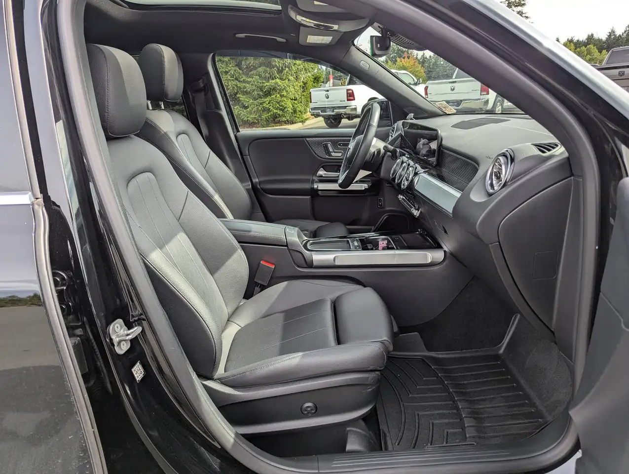 Mercedes-Benz GLB - Image 12