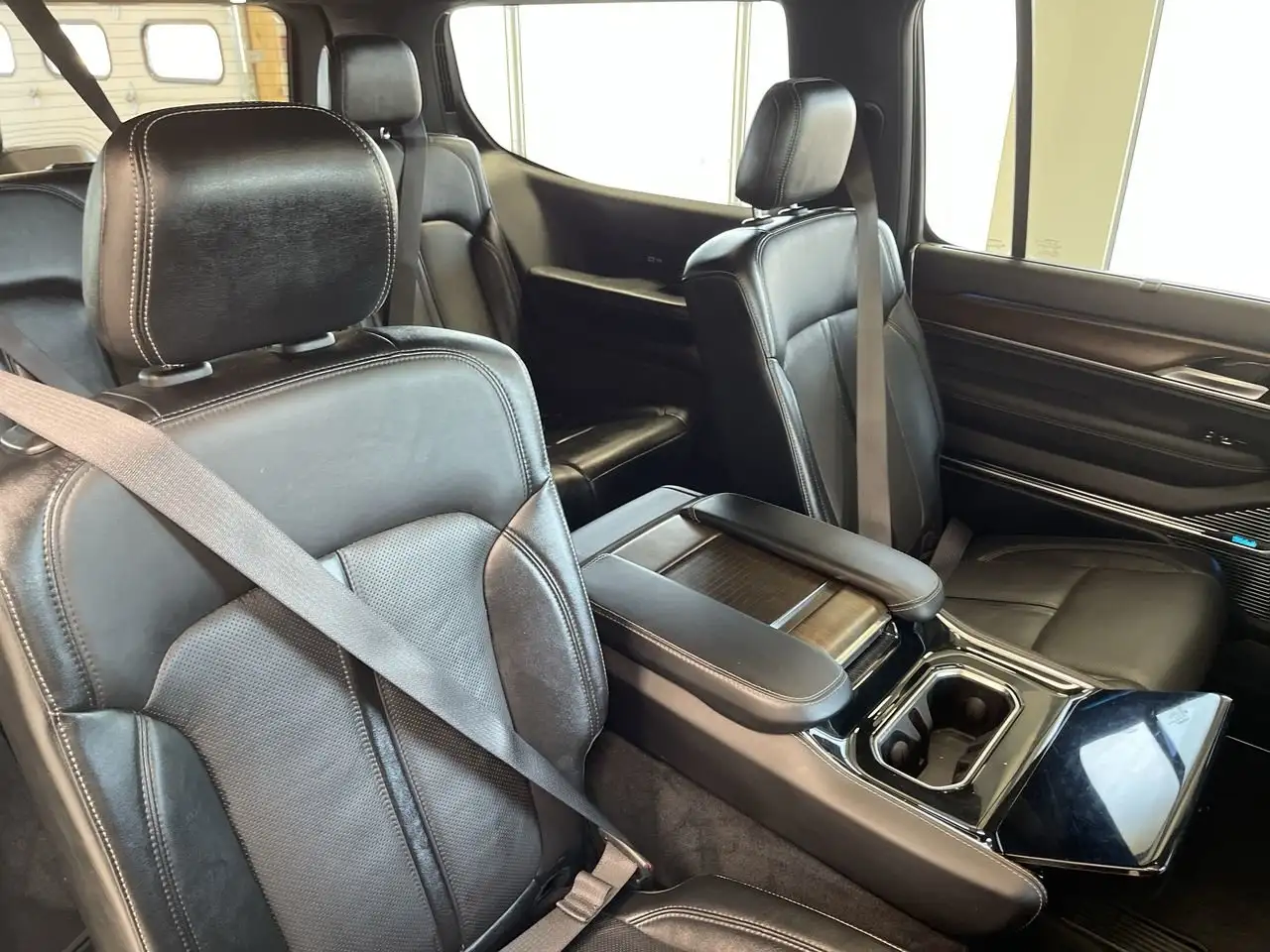 Jeep Grand Wagoneer - Image 30