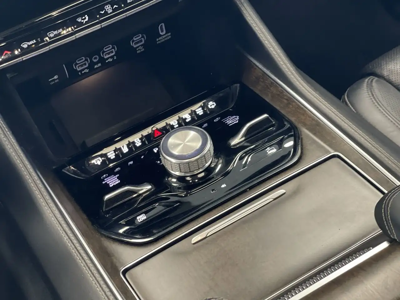 Jeep Grand Wagoneer - Image 27