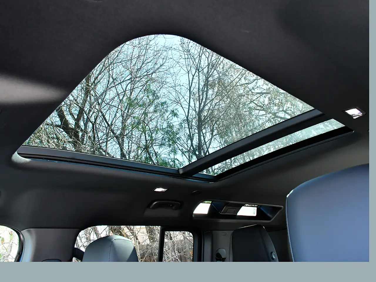 Land Rover Defender - Image 10