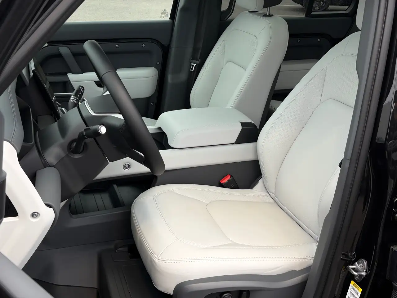 Land Rover Defender - Image 12