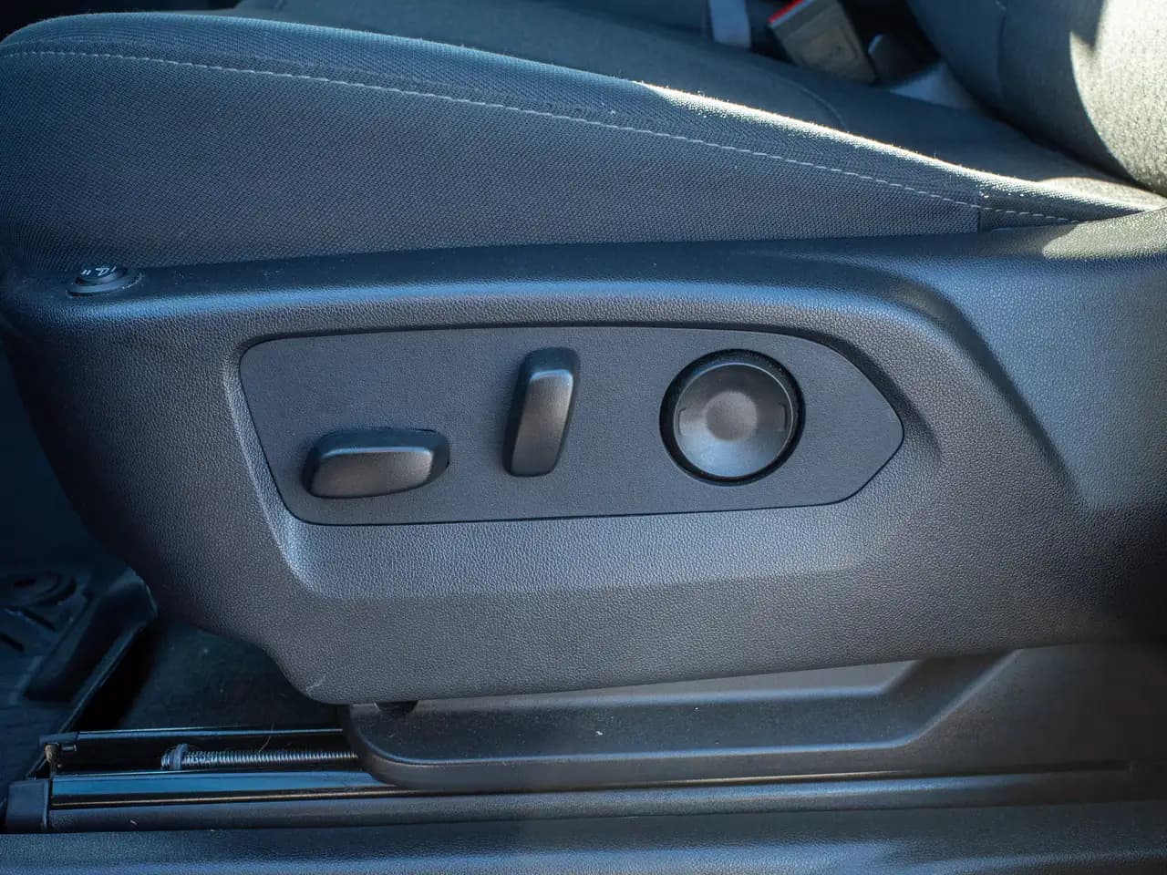 Chevrolet Silverado 1500 - Image 21