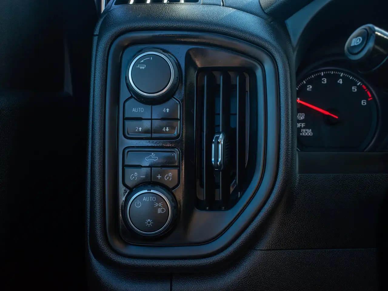 Chevrolet Silverado 1500 - Image 26