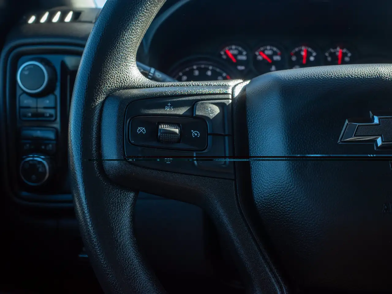 Chevrolet Silverado 1500 - Image 25