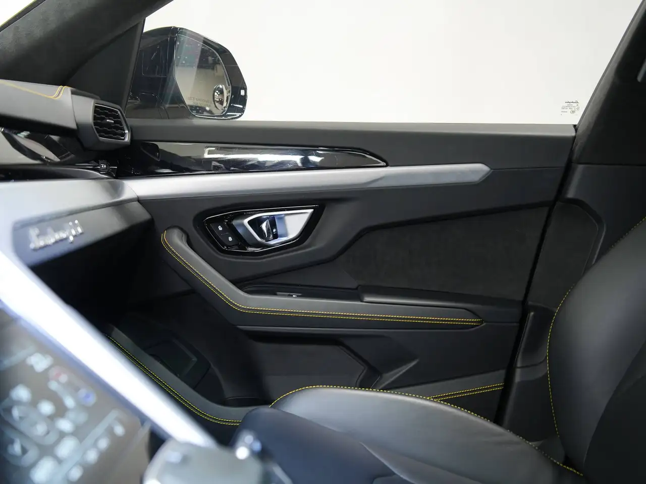 Lamborghini Urus - Image 21