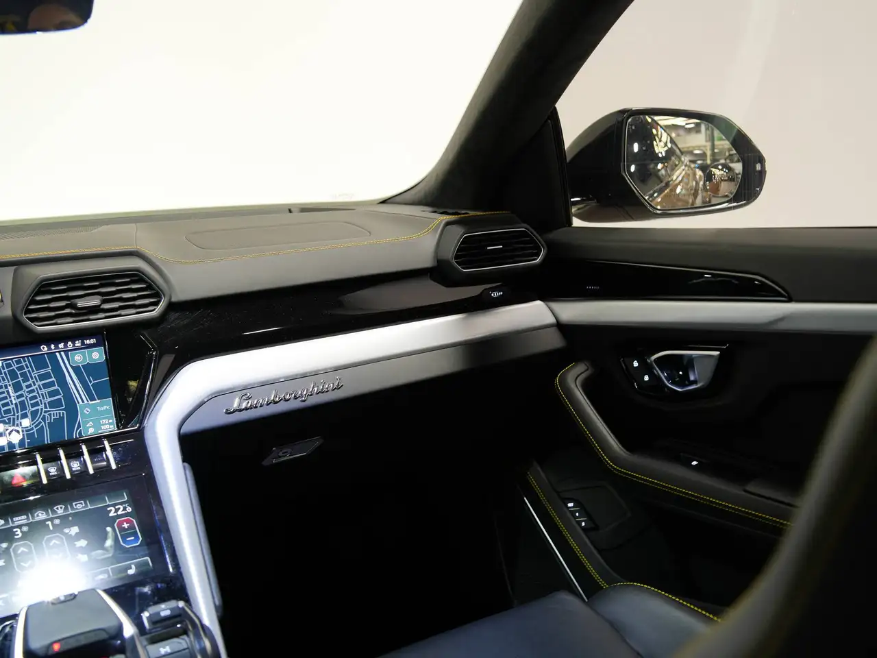 Lamborghini Urus - Image 25
