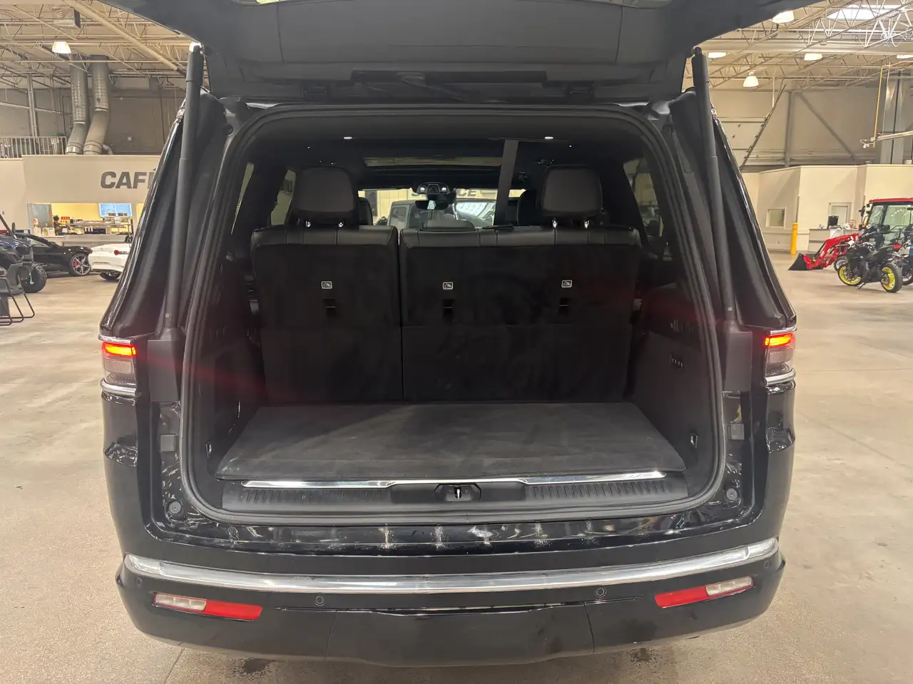 Jeep Grand Wagoneer - Image 4
