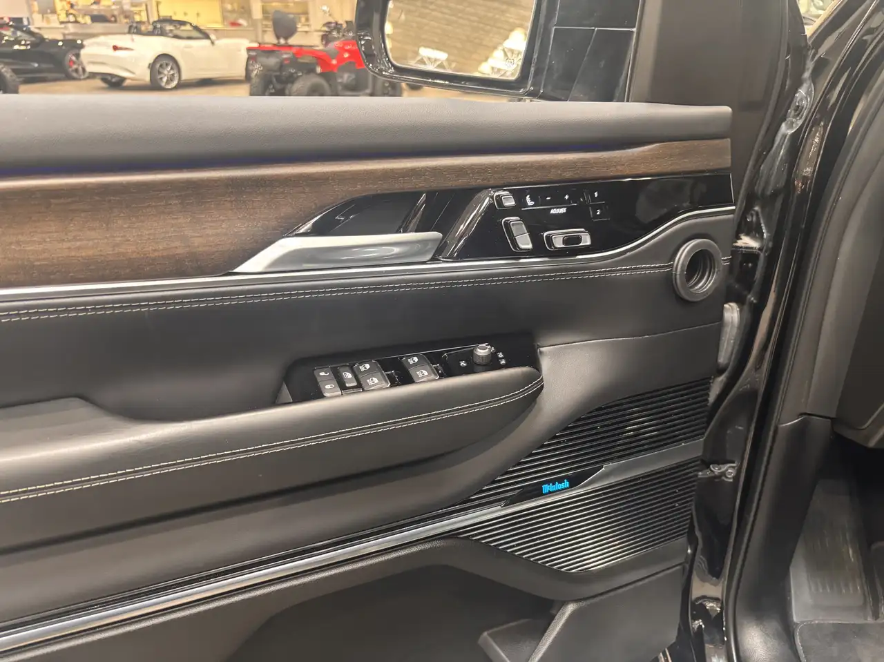 Jeep Grand Wagoneer - Image 10